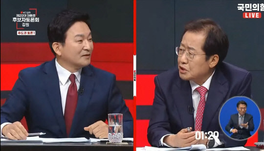 국민의힘이 27일 오후 강원도 춘천 G1 강원민방에서 개최한 대선 본경선 강원지역 합동토론회에서 원희룡(왼쪽) 전 제주지사가 홍준표 의원에게 이재명 더불어민주당 대선후보의 탄소세 도입 정책 관련 의견을 묻고 있다.국민의힘 유튜브 채널 '오른소리' 중계영상 갈무리